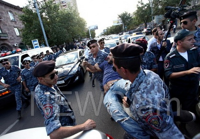 В Ереване с митинга против подорожания электроэнергии доставили в полицию 5 человек - ФОТО
