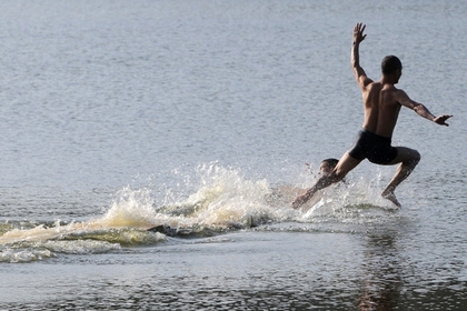 Шаолиньский монах пробежал 125 метров по воде - ВИДЕО