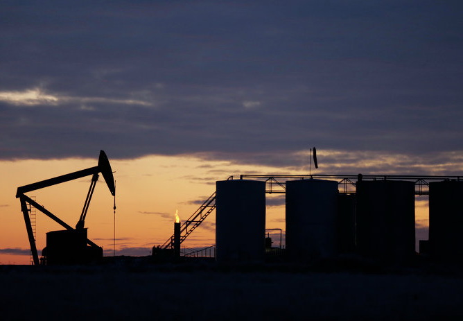 Нефть умеренно дешевеет на данных по запасам в США