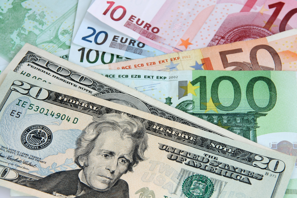 Официальный курс на 3 сентября: манат снизился к доллару, вырос к евро