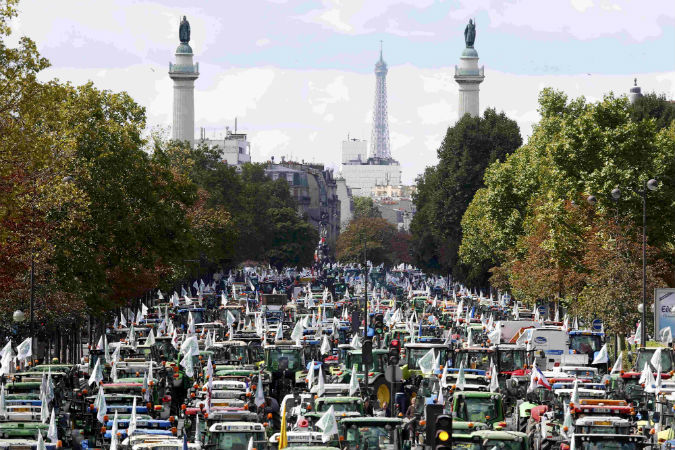 Более тысячи фермеров на тракторах въехали на улицы Парижа - ВИДЕО