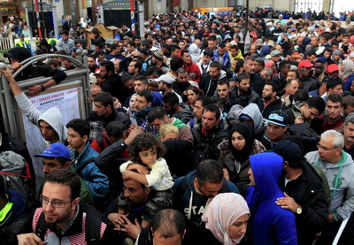 Около тысячи мигрантов в Венгрии идут пешком к границе Австрии
