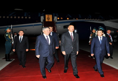 Президент Азербайджана прибыл с рабочим визитом в Казахстан - ФОТО