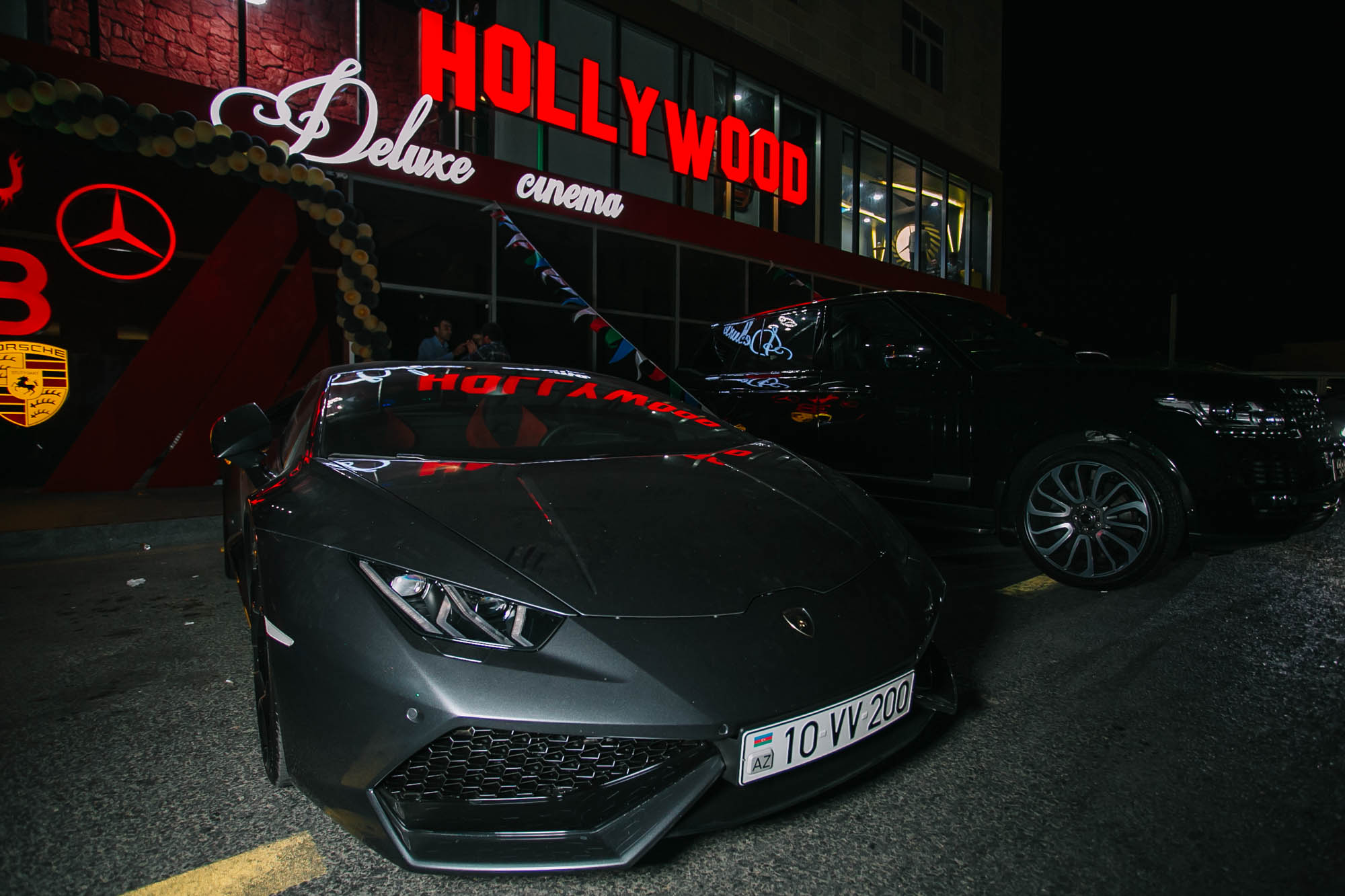 В Баку торжественно открылся новый cinema-клуб «Hollywood», отличающийся креативным «автомобильным» дизайном – ФОТО