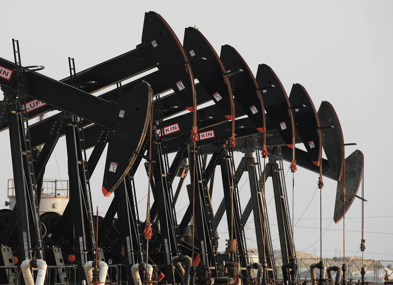 Нефть дешевеет на опасениях глобального переизбытка предложения