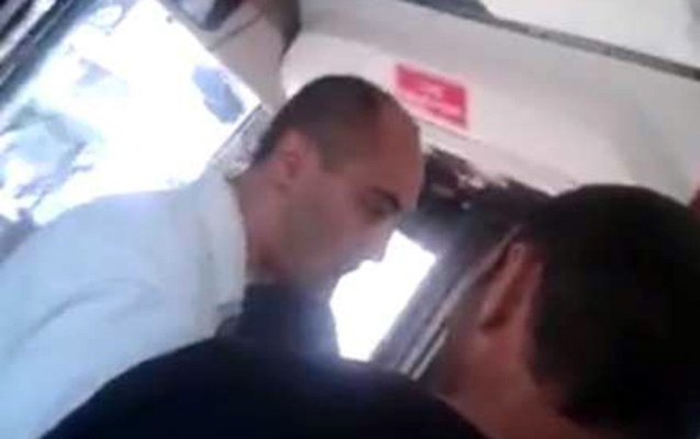 В Баку возмущенные поведением «полицейского» пассажиры встали на защиту водителя автобуса – ВИДЕО
