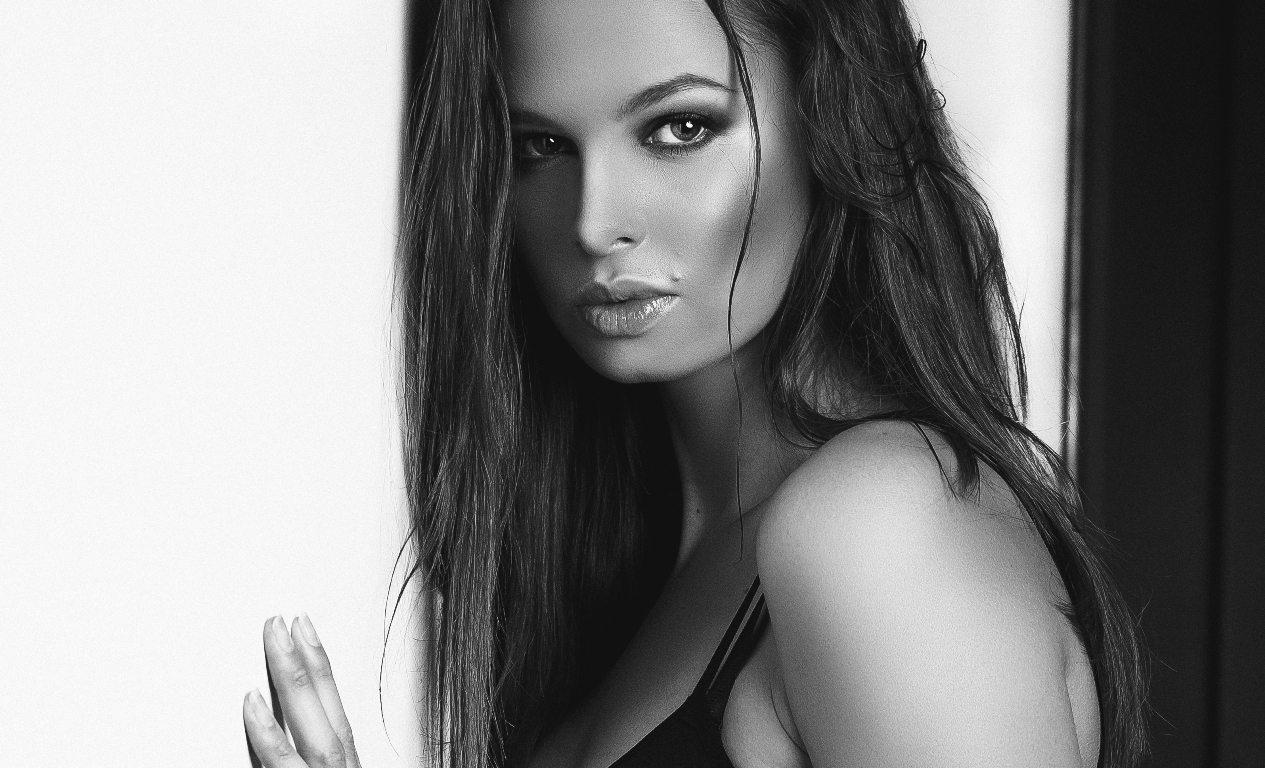 «Black & White»: модель Юлия Заремба в объективе фотографа Шафиги Алиевой – ФОТО