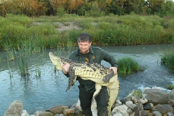 Кадыров сфотографировался с крокодилом на руках - ФОТО