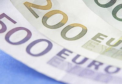 Манат незначительно подешевел по отношению к доллару и укрепился к евро
