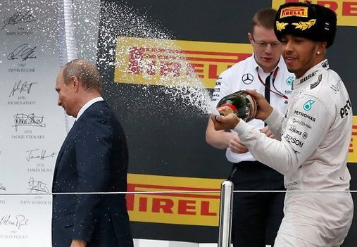 Британский пилот «Формулы-1» облил Путина шампанским - ВИДЕО