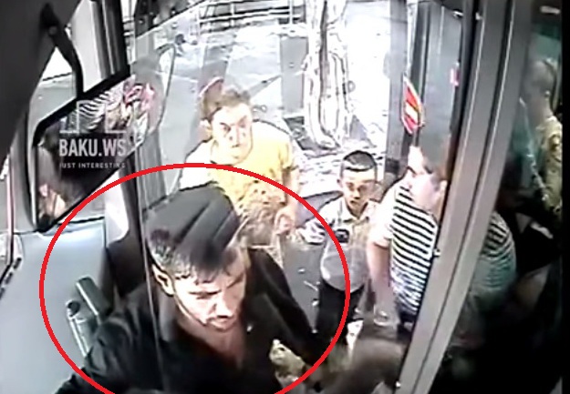 В Баку пассажир избил водителя автобуса – ВИДЕО
