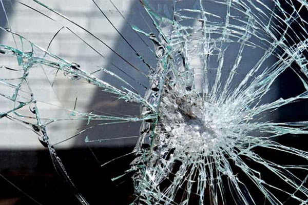 В Баку легковой автомобиль сбил пятерых и врезался в полицейскую машину