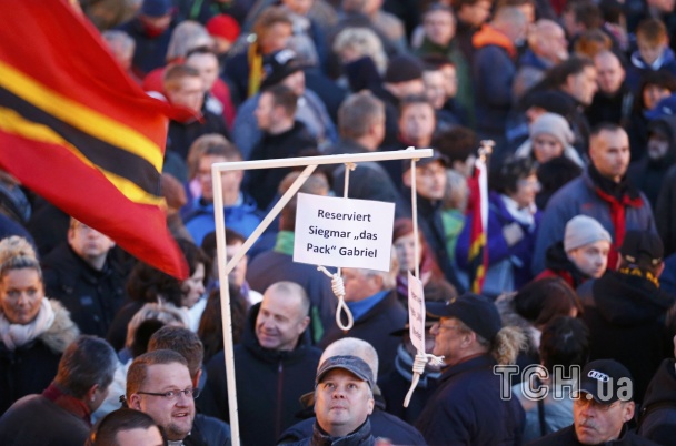 Митингующие против наплыва беженцев немцы пронесли по улицам Дрездена виселицу – ФОТО - ВИДЕО