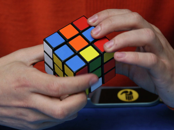 Подросток собрал кубик Рубика за 4,904 секунды