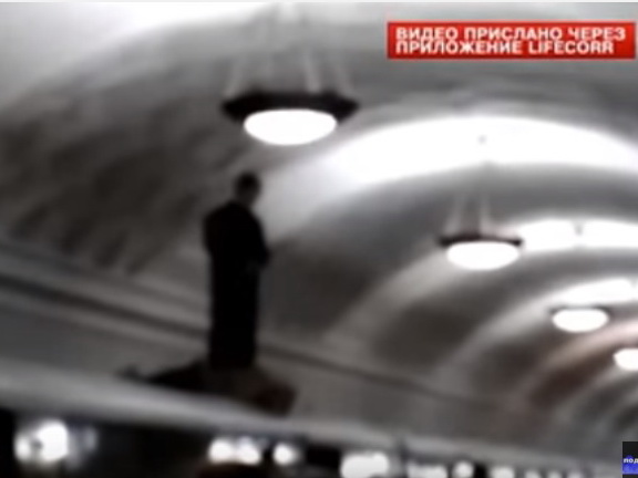 Женщина погибла в метро, прыгнув на крышу поезда - ВИДЕО