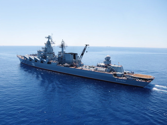 Ракетный крейсер «Москва» занял позиционный район у побережья Латакии