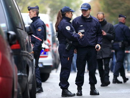 Во Франции полиция провела операцию по освобождению заложников, один из нападавших убит