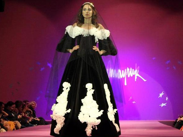Гюнай Мусаева вышла на стамбульский подиум в черном свадебном платье – ФОТО