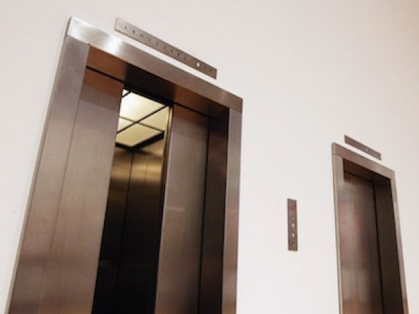 В Баку 4 человека застряли в лифте