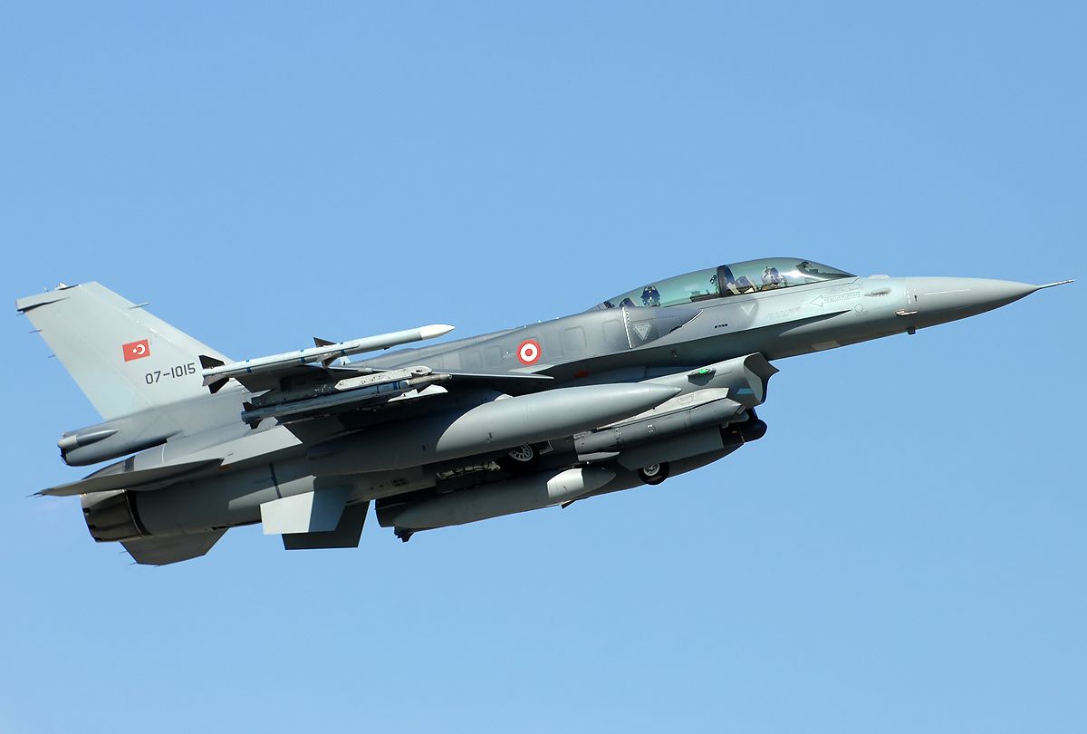 СМИ: армия Турции приостановила полеты над Сирией после инцидента с Су-24