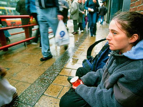 Миллионам британских семей грозит бедность из-за «крутых мер экономии» правительства