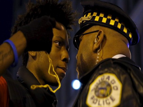 В Чикаго задержаны митингующие против убийства афроамериканца полицией