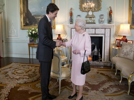 Премьер-министр Канады заставил Елизавету II почувствовать себя постаревшей