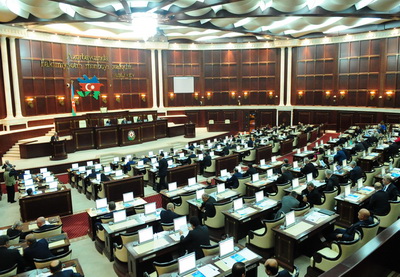 В Баку проходит пленарное заседание Милли Меджлиса пятого созыва