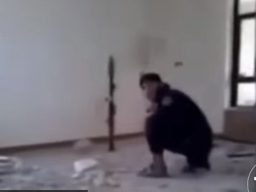 СМИ опубликовали видео, где боевик ИГИЛ случайно взрывает себя - ВИДЕО