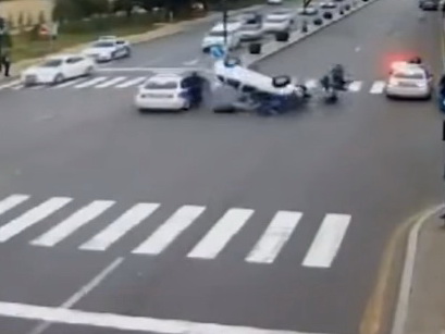 В Баку водитель сбил пешеходов на зебре и протаранил полицейский автомобиль - ВИДЕО