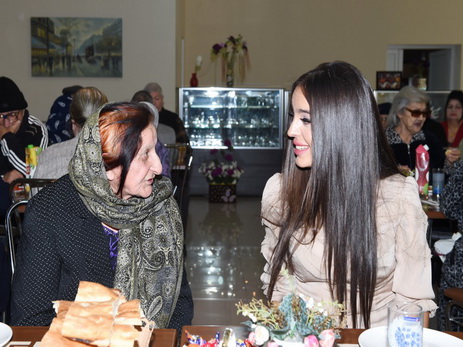 Лейла Алиева встретилась с жителями пансионата для инвалидов войны и труда - ФОТО