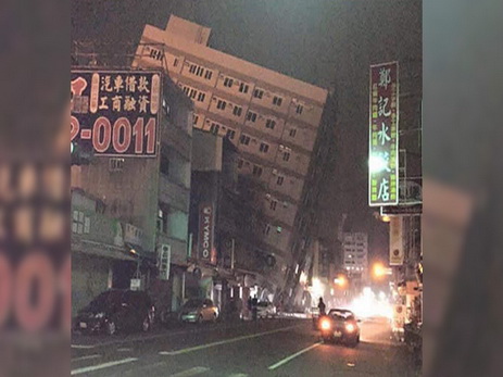 В Тайване из-за сильного землетрясения рухнуло здание - ФОТО