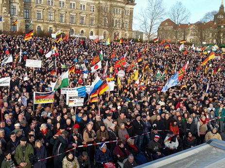 СМИ: демонстранты в Дрездене требуют отставки Меркель - ФОТО - ВИДЕО
