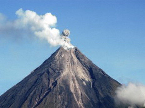 На вулкане Карымская Сопка зафиксирован выброс пепла на высоту в 4,5 км