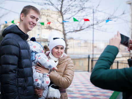 Болеющий раком американский парень посетил детскую площадку в Баку, построенную по его желанию - ФОТО