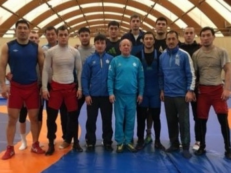 Казахстанские борцы тренируются в Баку