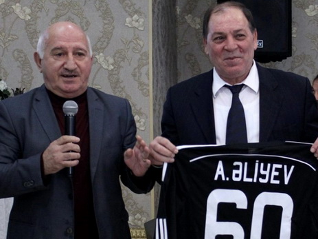 «Нефтчи» поздравил ветерана футбола с юбилеем