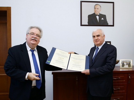 Заместителю премьер-министра Исмету Абасову вручен диплом почетного доктора Капошварского университета Венгрии - ФОТО