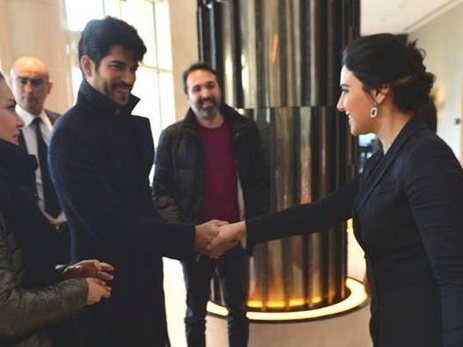 “Möhtəşəm yüzil” serialının baş rol ifaçısı Bakıya gəlib