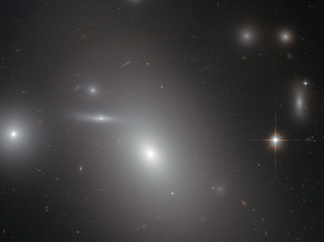 Телескоп «Хаббл» запечатлел крупнейшую чёрную дыру во Вселенной
