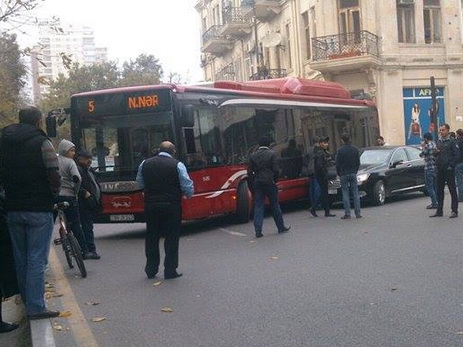 В Баку автомобиль столкнулся с пассажирским автобусом