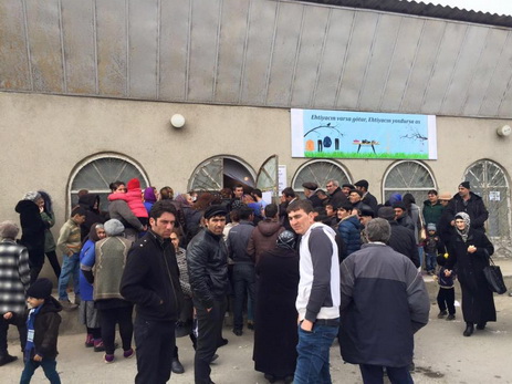 Как толпа разнесла витрины, или Пара слов о первом в Азербайджане магазине для бедных - ФОТО