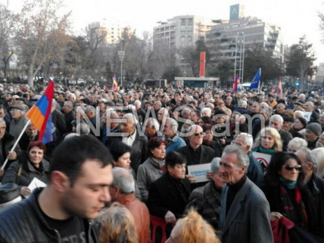 Оппозиция в Ереване проводит шествие