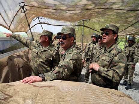 Müdafiə naziri ön xətdə olub – FOTO