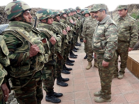 Müdafiə naziri ön xətdə yerləşən bölmələrdə olub – FOTO