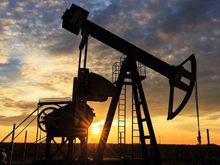 Нефть слабо дешевеет в ожидании данных Baker Hughes