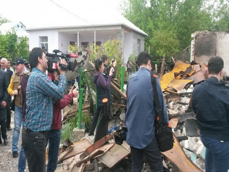 Местные и зарубежные журналисты посетили населенные пункты, подвергшиеся обстрелу военных формирований Армении - ФОТО