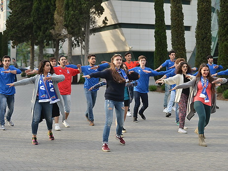 Флешмоб, посвященный чемпионату Европы по футболу в Баку - ФОТО