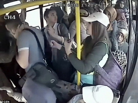 Инцидент в турецком автобусе: женщины побили мужчину за сексуальные домогательства – ФОТО – ВИДЕО