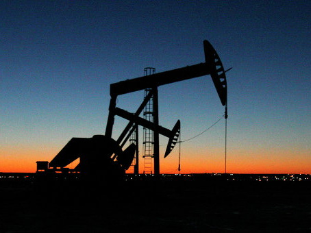 Нефть дорожает из-за удешевления доллара до минимумов 2014 года
